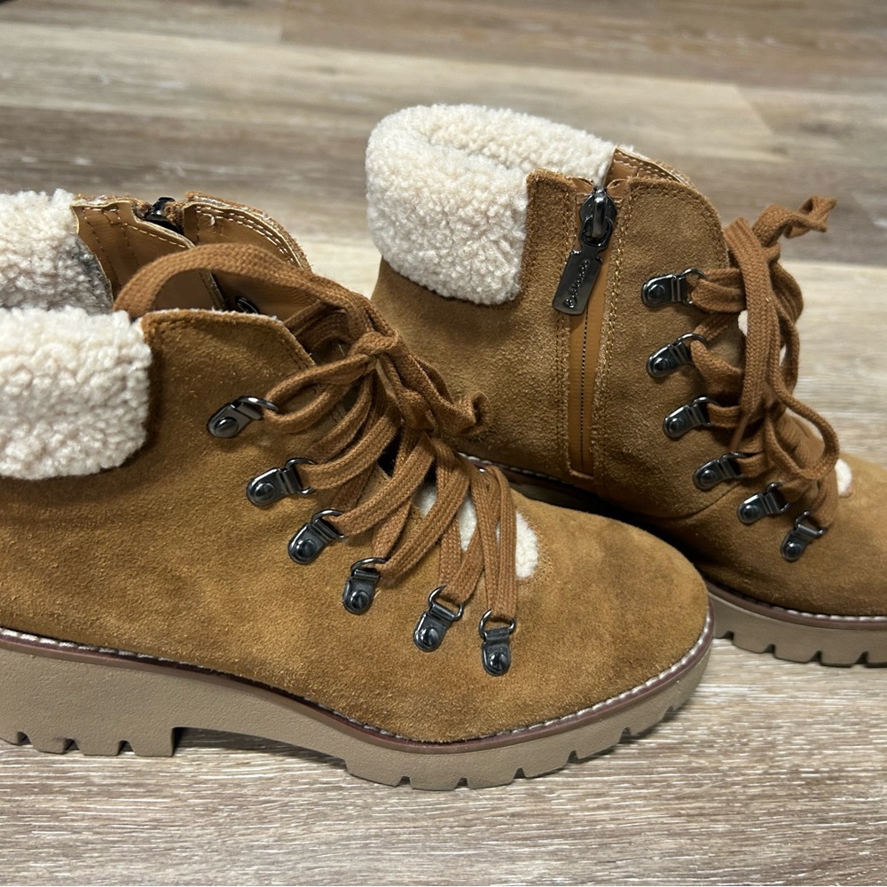 Blondo Devin Waterproof women’s Size US7.5 Camel Colored Suede Upper Chunky Heel